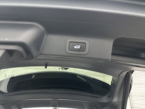 Used 2020 Jaguar F-PACE Premium image 25