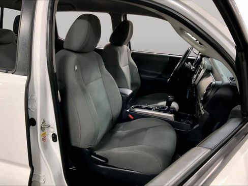 Used 2018 Toyota Tacoma SR5 AWD/4WD image 9