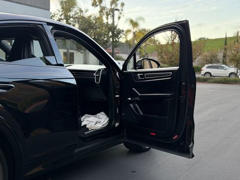 Used 2023 Porsche Cayenne Turbo S image 57