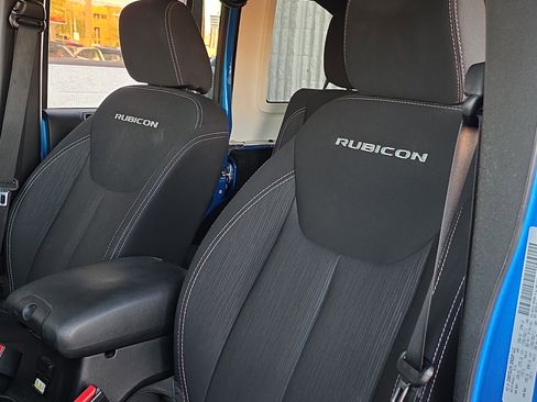 Used 2015 Jeep Wrangler Unlimited Rubicon w/ Connectivity Group image 12