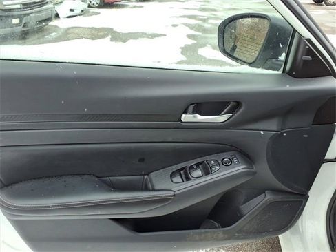 Used 2024 Nissan Altima 2.5 SV image 12