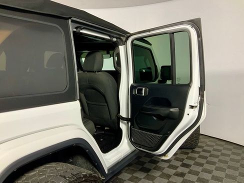 Used 2018 Jeep Wrangler Unlimited Sahara AWD/4WD image 31