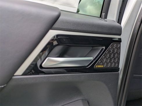 New 2025 Mitsubishi Outlander SE image 27