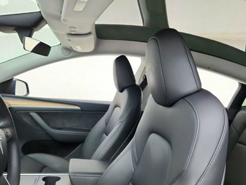 Used 2025 Tesla Model Y Performance image 32