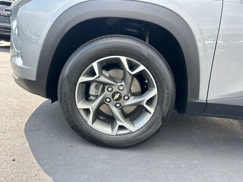 Used 2025 Chevrolet Trax LT w/ Driver Confidence Package image 9