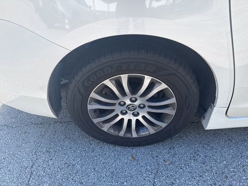 Used 2020 Toyota Sienna XLE w/ XLE Navigation Package image 11