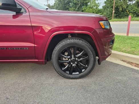 Used 2018 Jeep Grand Cherokee Altitude AWD/4WD image 10