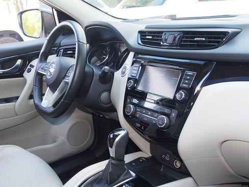 Used 2022 Nissan Rogue Sport SL w/ Premium Package FWD image 10