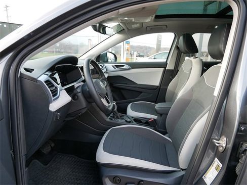 Certified 2025 Volkswagen Taos SE image 13