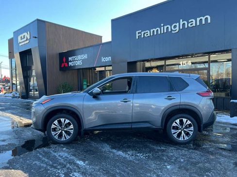 Used 2023 Nissan Rogue SV image 4