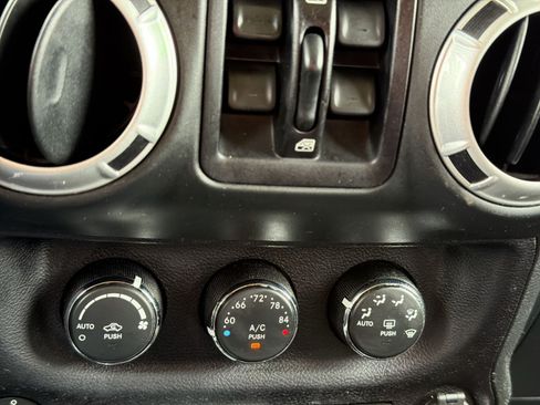 Used 2016 Jeep Wrangler Unlimited Rubicon AWD/4WD image 18