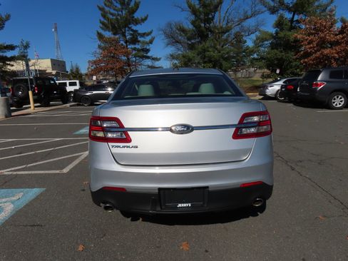 Used 2016 Ford Taurus SE image 6