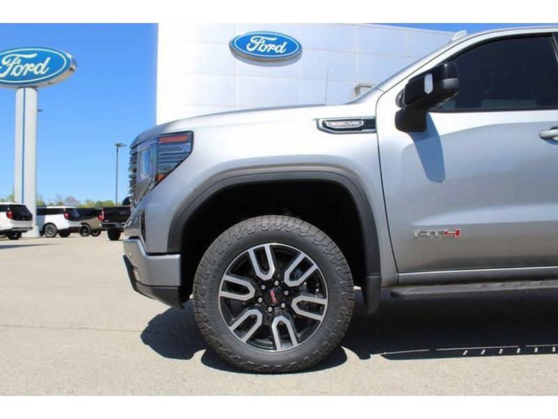 Used 2024 GMC Sierra 1500 AT4 w/ Technology Package AWD/4WD image 9
