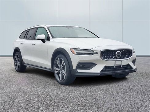 Certified 2025 Volvo V60 B5 Cross Country Plus image 3