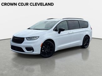 Used 2025 Chrysler Pacifica Limited FWD video 1