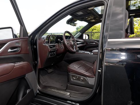 Used 2021 Cadillac Escalade Premium Luxury Platinum RWD image 28