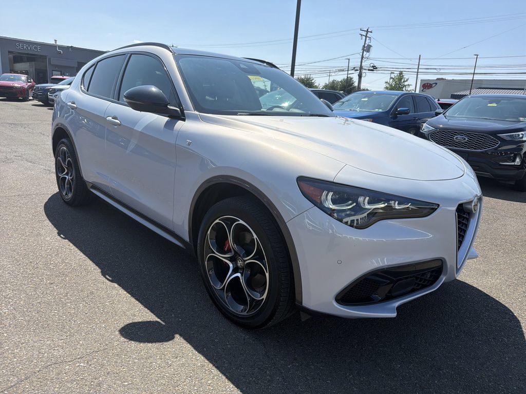 Used 2024 Alfa Romeo Stelvio Ti AWD/4WD image 7