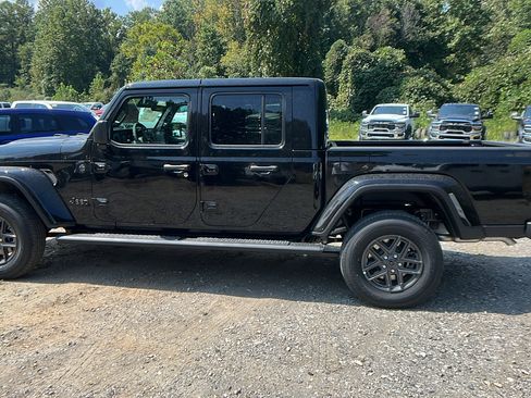 New 2025 Jeep Gladiator Sport image 11