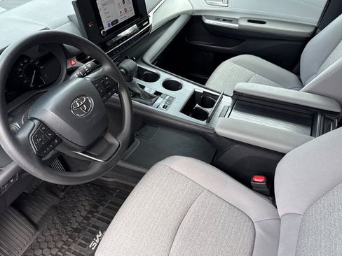Used 2026 Toyota Sienna LE AWD/4WD image 10