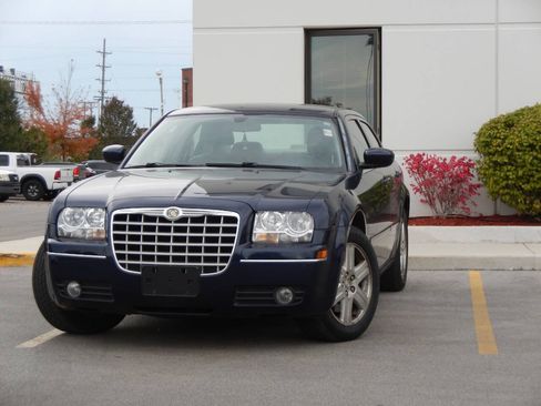 Used 2005 Chrysler 300 Touring w/ Comfort/Convenience Group AWD/4WD image 3