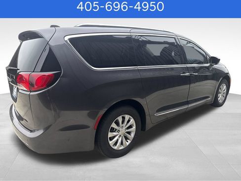 Used 2018 Chrysler Pacifica Touring-L FWD image 5