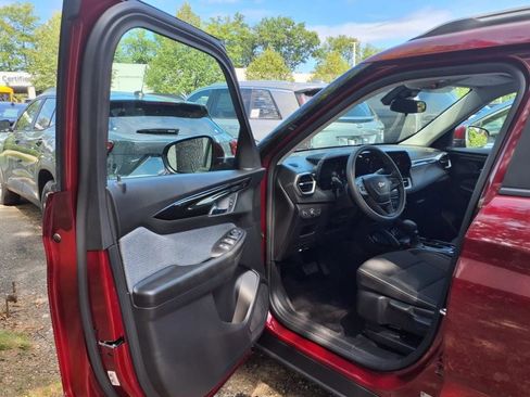 Used 2025 Chevrolet TrailBlazer LT w/ Driver Confidence Package image 6