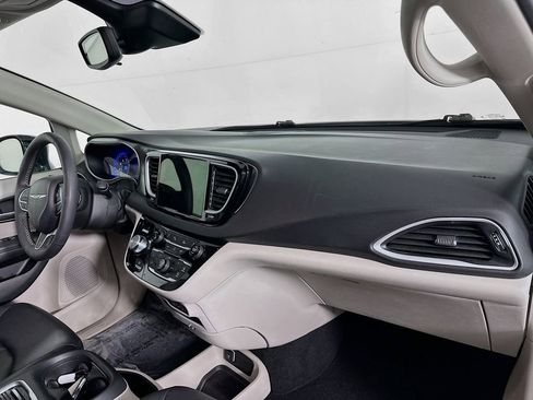 Certified 2024 Chrysler Pacifica Touring-L image 37