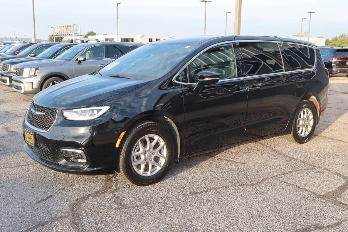 Used 2025 Chrysler Pacifica Select FWD image 3
