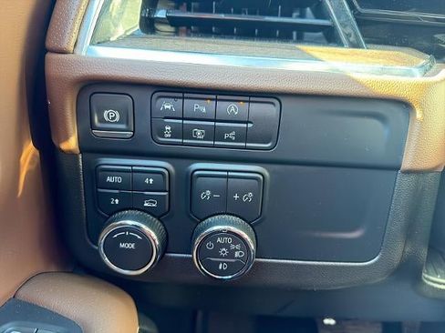 Used 2025 Chevrolet Suburban High Country image 33