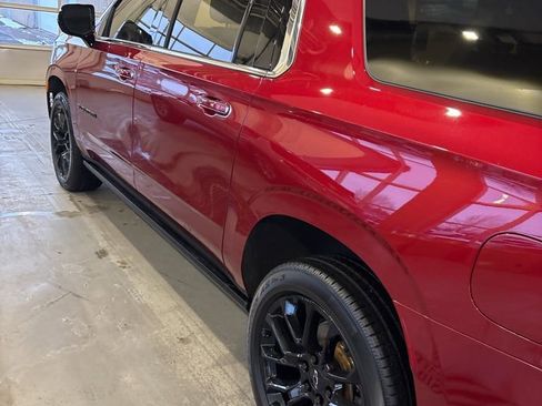 Used 2023 Chevrolet Suburban Premier image 3