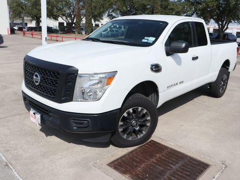 Used 2018 Nissan Titan S image 5