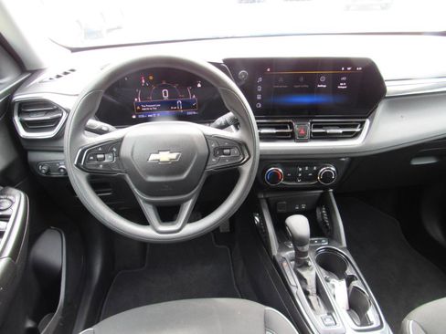 Used 2025 Chevrolet TrailBlazer LT AWD/4WD image 5
