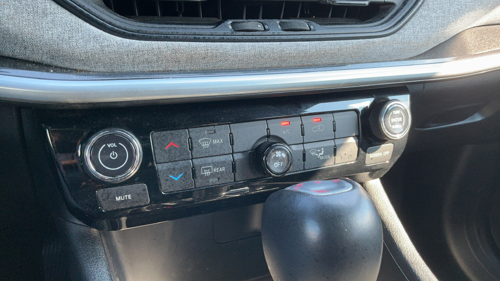 Used 2024 Jeep Compass Latitude AWD/4WD image 16