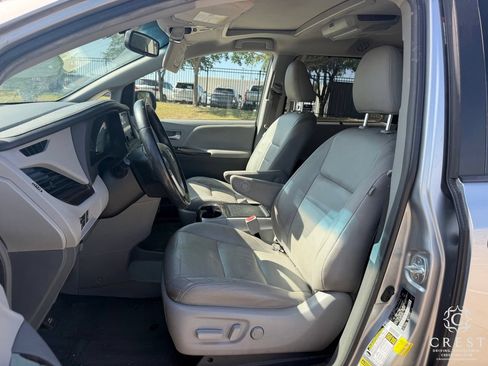 Used 2015 Toyota Sienna XLE w/ XLE Navigation Package FWD image 11