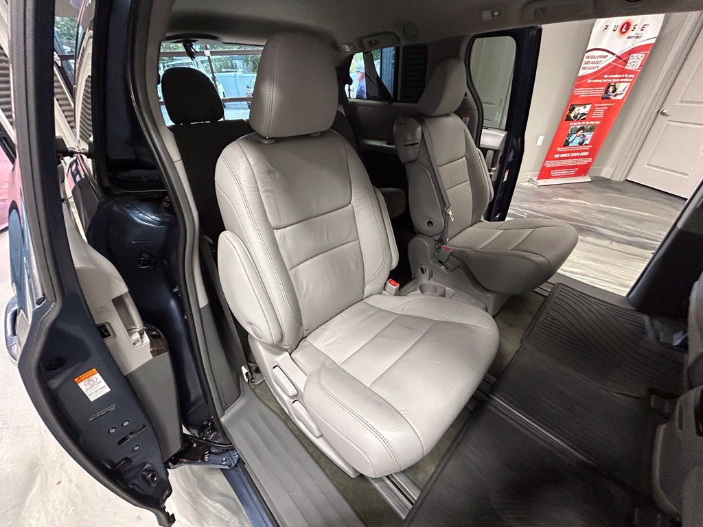 Used 2015 Toyota Sienna XLE FWD image 5