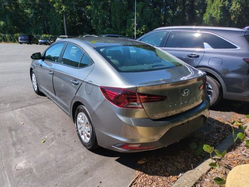 Used 2019 Hyundai Elantra SE FWD image 3