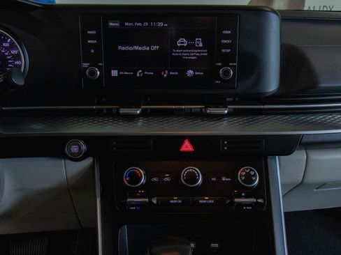 Used 2024 Kia Carnival LX image 4