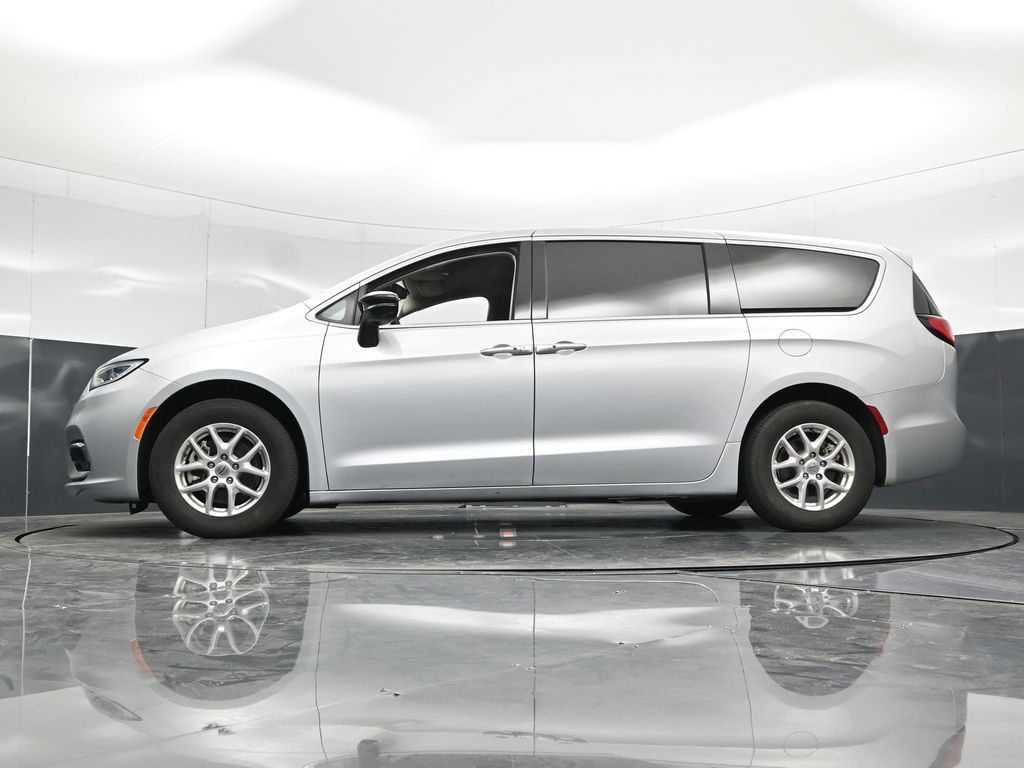 Used 2024 Chrysler Pacifica Touring-L FWD image 57