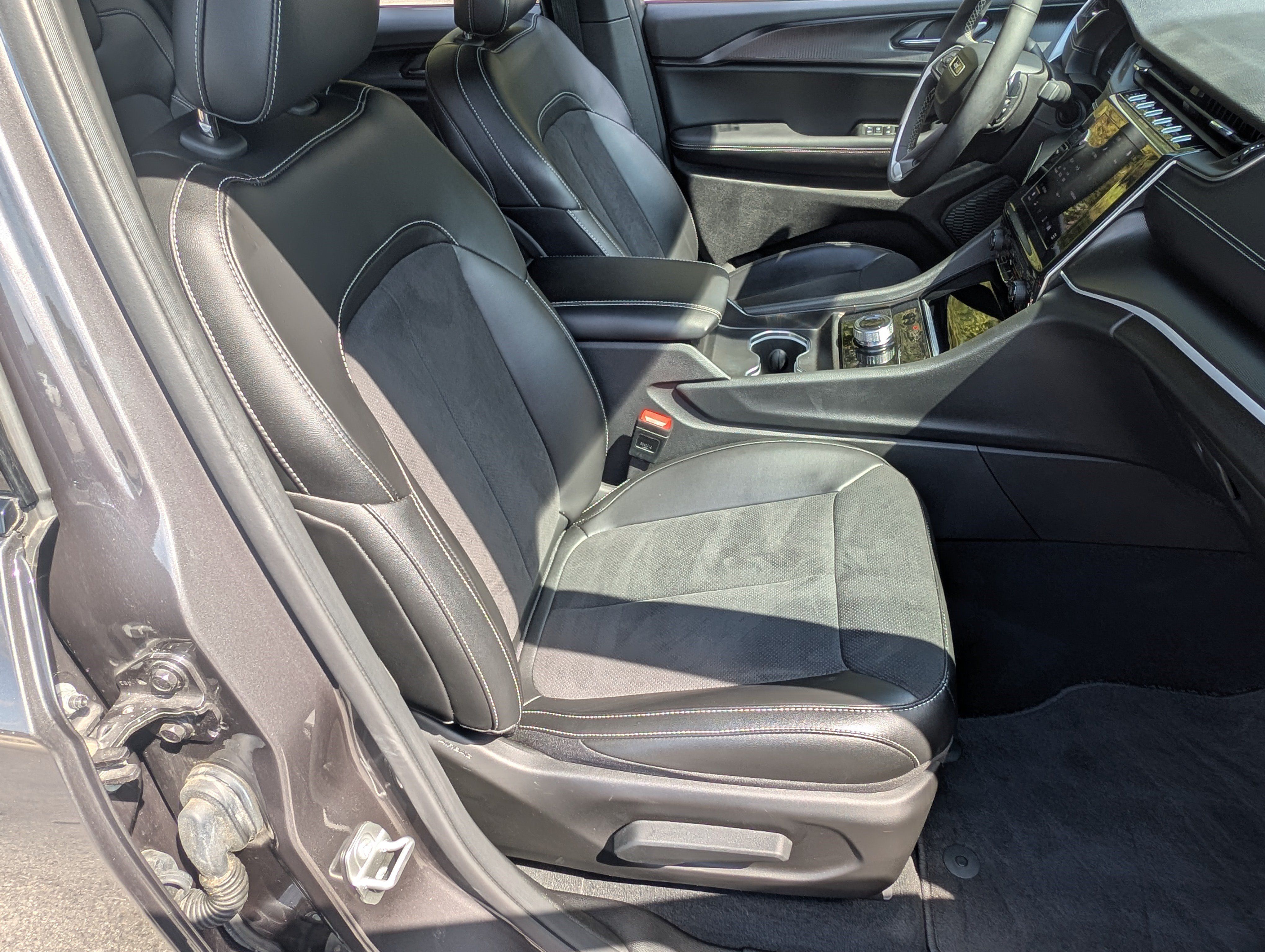 Used 2024 Jeep Grand Cherokee Altitude RWD image 20