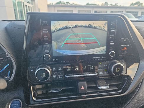 Used 2021 Toyota Highlander XLE FWD image 16