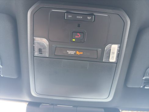 Certified 2025 Toyota Tacoma SR5 AWD/4WD image 15