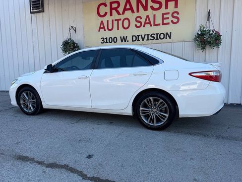 Used 2016 Toyota Camry SE w/ Moonroof Package FWD image 9