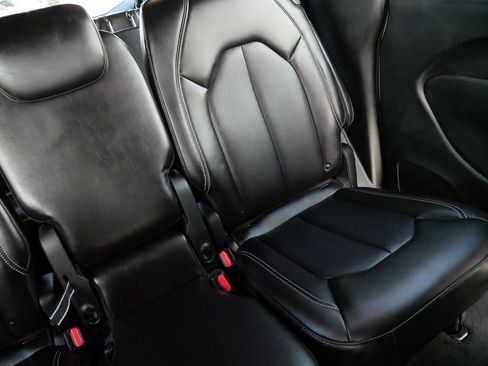 Used 2025 Chrysler Pacifica Select w/ Uconnect Theater Family Group image 14