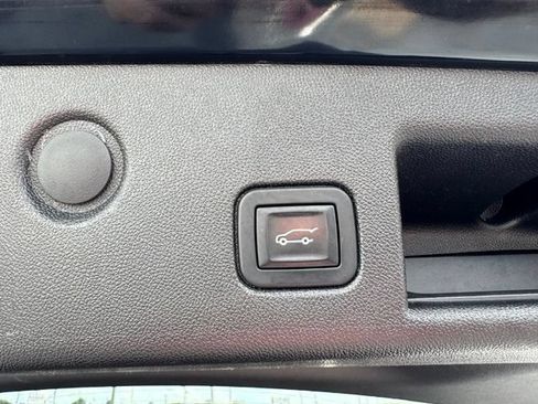Used 2018 Chevrolet Equinox LT FWD image 24