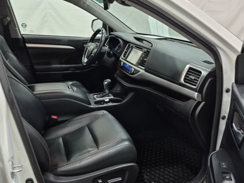 Used 2017 Toyota Highlander XLE AWD/4WD image 12