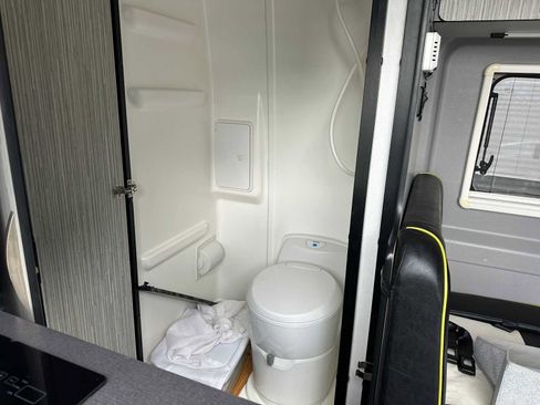 Used 2018 Mercedes-Benz Sprinter 2500 image 16