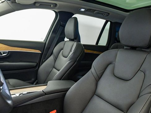 Certified 2025 Volvo XC90 B6 Plus image 21