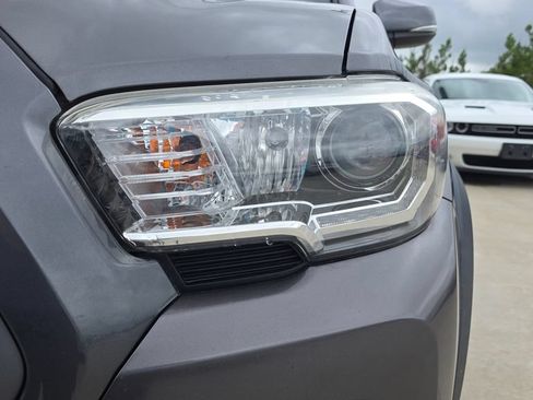 Used 2020 Toyota Tacoma TRD Off-Road w/ Technology Package AWD/4WD image 9