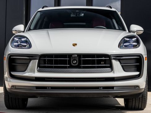 Certified 2025 Porsche Macan AWD/4WD image 8