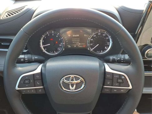 Used 2024 Toyota Highlander LE FWD image 14